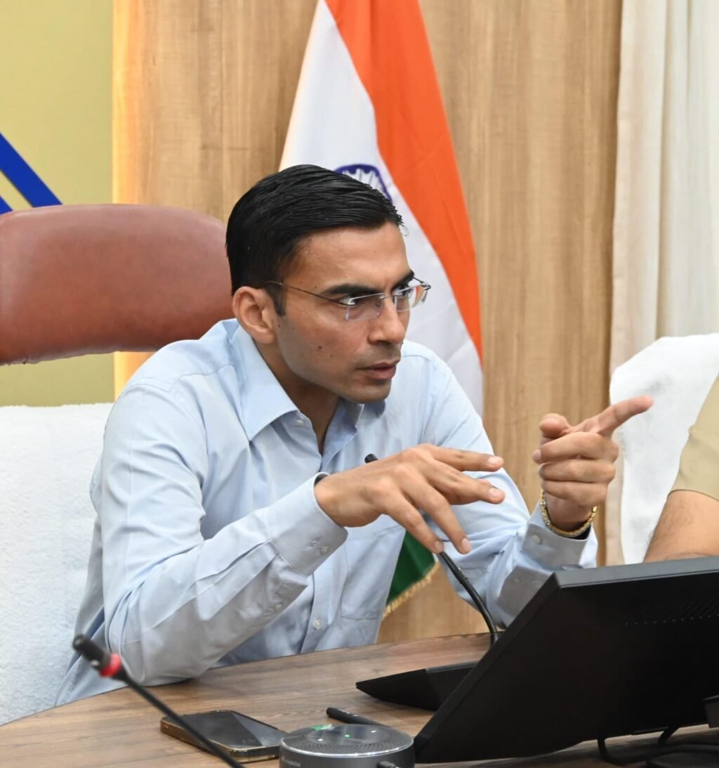 प्रशासन को आभास है भलीभांति;अपनी शक्तियां भी दायित्व भी : डीएम