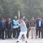 मुख्यमंत्री धामी ने दोनों टीमों के खिलाड़ियों से परिचय प्राप्त कर शुभकामनाएं दी व क्रिकेट में हाथ भी आजमाए