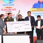मुख्यमंत्री धामी ने देहरादून जनपद को विजेता ट्रॉफी एवं 05 लाख रुपये का चेक प्रदान किया