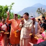 मुख्यमंत्री धामी ने महिला समूहों एवं स्थानीय नागरिकों से संवाद कर उनके अनुभव जाने और सरकार की योजनाओं का लाभ अधिकाधिक लोगों तक पहुंचाने पर बल दिया