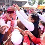 मुख्यमंत्री  धामी की उपस्थिति में लोक कलाकारों ने रंगारंग सांस्कृतिक प्रस्तुतियों से समारोह को यादगार बना दिया।