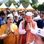 मुख्यमंत्री धामी भी करीब साढ़े तीन घंटे तक होल्यारों से घिरे रहे, मुख्यमंत्री ने हर किसी से आत्मीय भेंट कर होली की खुशियां बांटी