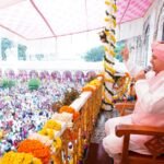 श्रीमहंत देवेन्द्र दास जी महाराज ने गुरु महिमा का महत्व बताते हुए कहा कि जिस प्रकार सूर्य की किरणें सभी को समान रूप से प्रकाश और ऊष्मा देती हैं, उसी प्रकार आध्यात्मिक गुरु भी अपनी कृपा और करुणा सभी पर समान रूप से बरसाते हैं।