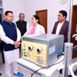 मुख्यमंत्री धामी ने कहा कि इस अत्याधुनिक मशीन की स्थापना से अब मोतियाबिंद सहित विभिन्न नेत्र रोगों का उपचार आधुनिक तकनीक के माध्यम से स्थानीय स्तर पर ही संभव हो सकेगा