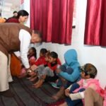 मंत्री गणेश जोशी ने कन्याओं को दक्षिणा एवं उपहार भेंट कर उनका आशीर्वाद प्राप्त किया