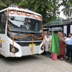 मार्डन बनता आधुनिक इंटेसिंव केयर सेंटर मिली 41 सीटर बस की सौगात; डीएम ने दिखाई हरी झण्डी