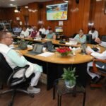 मुख्यमंत्री धामी ने सप्ताह में एक दिन “नो व्हीकल डे” घोषित कर आम जनता को भी इससे जुड़ने के लिए प्रेरित करने के निर्देश दिए