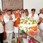 छत्तीसगढ़ प्रवास से देहरादून पहुंचने के तुरंत बाद मुख्यमंत्री धामी सीधे स्वर्गीय श्री खण्डूरी के निवास पहुंचे और दिवंगत आत्मा को श्रद्धासुमन अर्पित करते हुए उन्हें विनम्र नमन किया