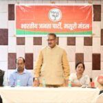 मसूरी में 25 अगस्त को आयोजित रक्षाबंधन कार्यक्रम की तैयारियों को लेकर बैठक करते मंत्री गणेश जोशी