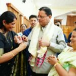 मुख्यमंत्री धामी को महिलाओं ने बांधा रक्षा सूत्र, मुख्यमंत्री ने दी सभी को रक्षा बन्धन की शुभकामनाएं