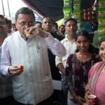 मुख्यमंत्री धामी ने खटीमा में स्थानीय लोगों के साथ डिस्पोजेबल कप में चाय पी। चाय का स्वाद भी दिखा, अपनापन भी दिखा, बस जाति कहीं नहीं दिखी 